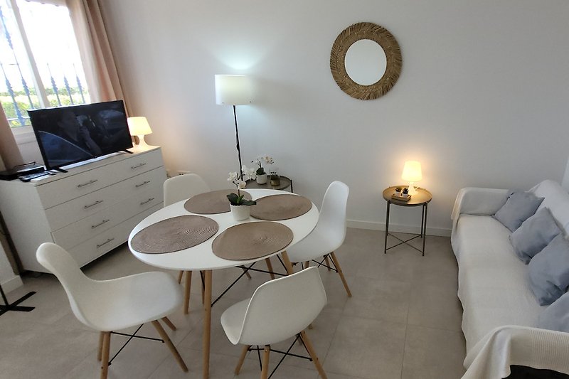 Modernes Wohnzimmer mit stilvoller Einrichtung und bequemen Möbeln.