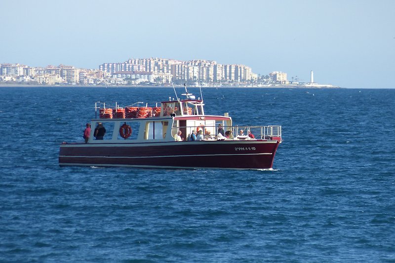 Excursión en barco desde el puerto de Caleta.