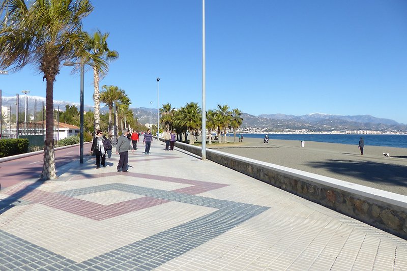 die lange Promenade von Torre del Mar läd zum Bummeln ein