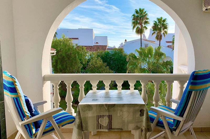 Balkon mit traumhafter Aussicht in den Garten