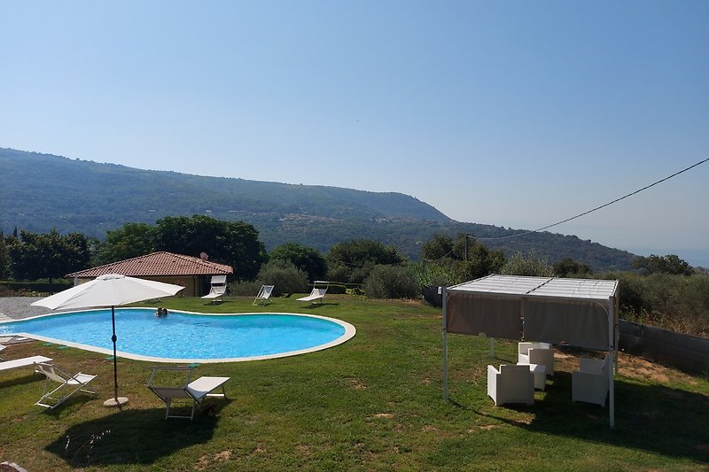 Una piscina panoramica, con vista mare e sulla Sicilia, alberi e un paesaggio naturale mozzafiato.