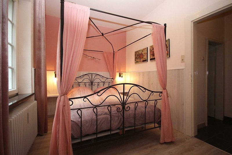 Komfortables Schlafzimmer mit separaten Umkleideraum und eigenes Bad