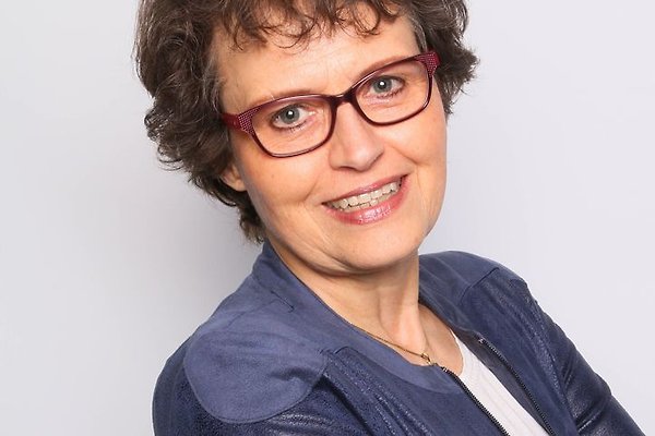 <span style="font-size:smaller;">Compañía CeskySight</span><br> Sig.ra Van der Veen <span style="font-size:smaller;">Compañía CeskySight</span><br> Sig.ra Van der Veen