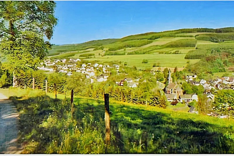 Blick auf Züschen (von der Kapelle aus); die Lage unseres Hauses ist rot markiert.
