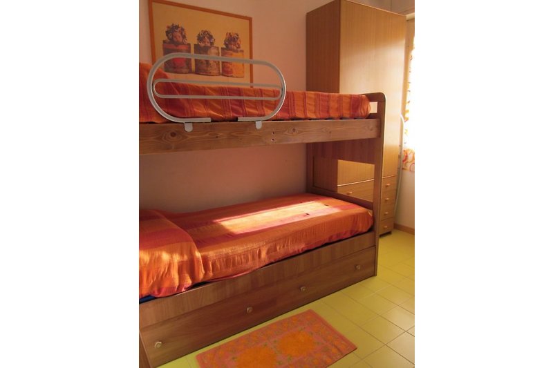 Schlafzimmer mit zwei Etagenbetten