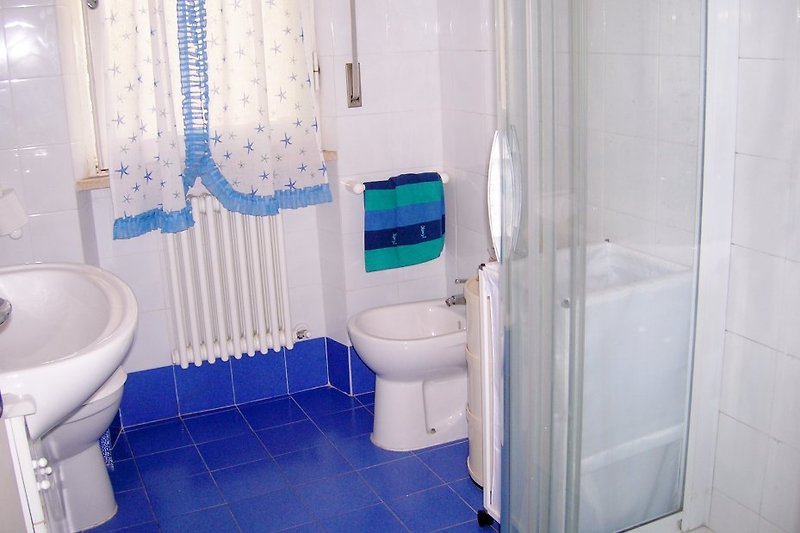 Salle de bain avec douche de plain-pied