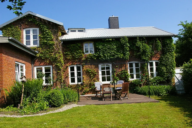 Uitzicht op het huis vanuit de tuin