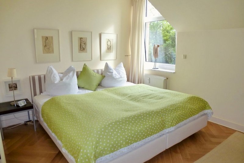 Schlafzimmer unten, King Size 2m Breite, elektronisch verstellbar