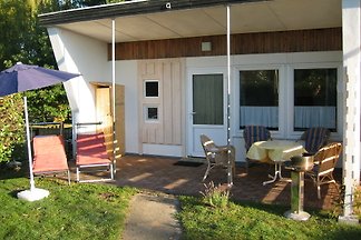 Bungalow mit Boot und Steg