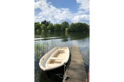 Bungalow mit Boot, Steg, Kanadier