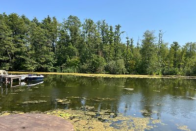 Bungalow mit Boot und Steg