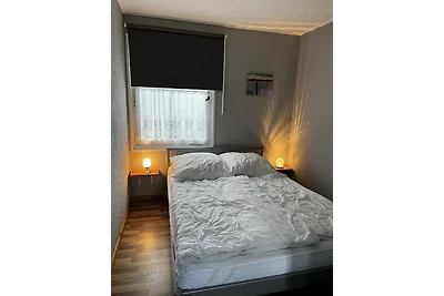 Bungalow mit Boot, Steg, Kanadier
