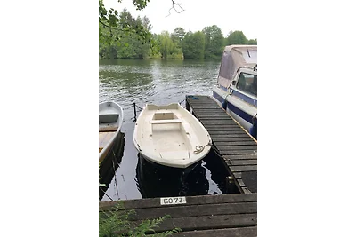 Bungalow mit Boot und Steg
