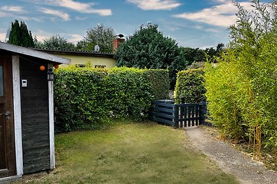 Bungalow mit Boot, Steg, Kanadier