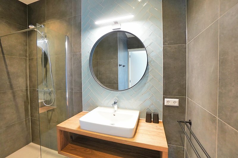 Schönes Badezimmer mit stilvoller Einrichtung und elegantem Waschbecken.