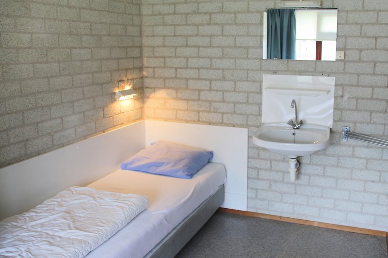 Ein stilvolles Badezimmer mit modernen Armaturen und Holzboden.