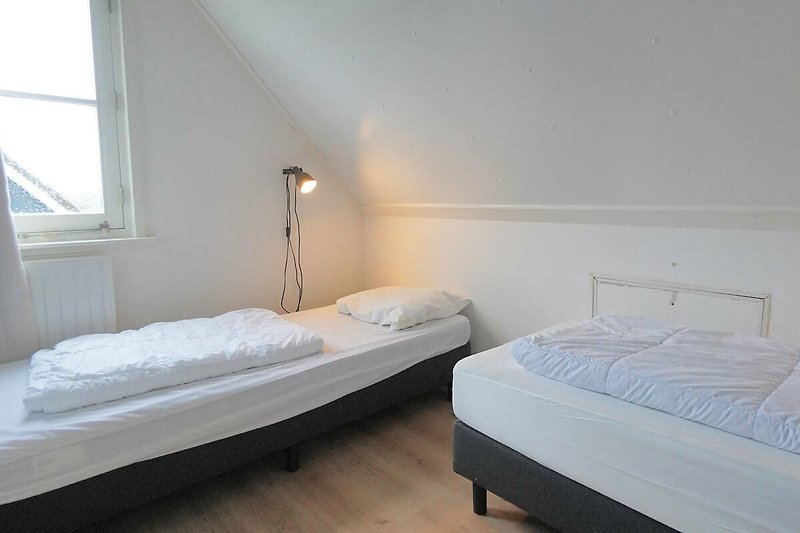 Stilvolles Schlafzimmer mit gemütlichem Bett und elegantem Licht.