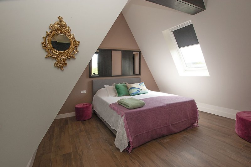 Stilvolles Schlafzimmer mit Holzmöbeln und stilvoller Einrichtung.