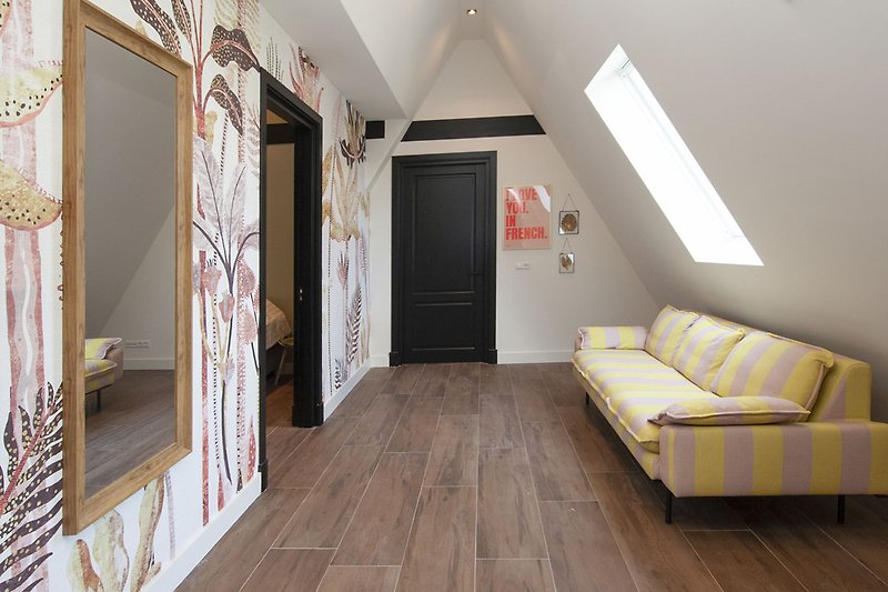 Stilvolles Wohnzimmer mit Holzmöbeln und elegantem Dekor.