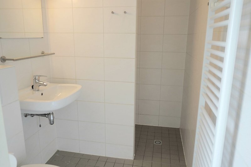 Ein modernes Badezimmer mit eleganten Armaturen und stilvoller Einrichtung.