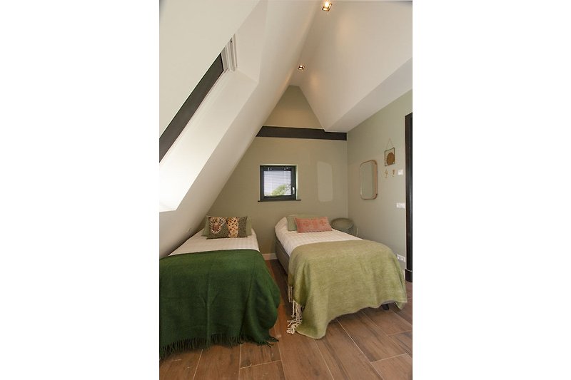 Stilvolles Schlafzimmer mit Holzmöbeln und gemütlicher Beleuchtung.