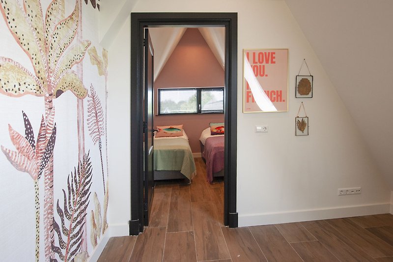 Stilvolles Zimmer mit Holzboden und stilvoller Inneneinrichtung.