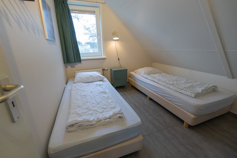 Stilvolles Schlafzimmer mit elegantem Bett und Holzmöbeln.