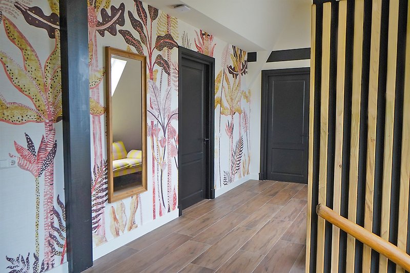 Stilvolles Interieur mit Holzboden und stilvoller Dekoration.