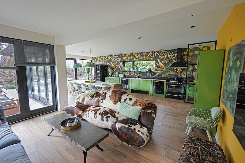 Gemütliches Wohnzimmer mit stilvoller Einrichtung und Holzboden.
