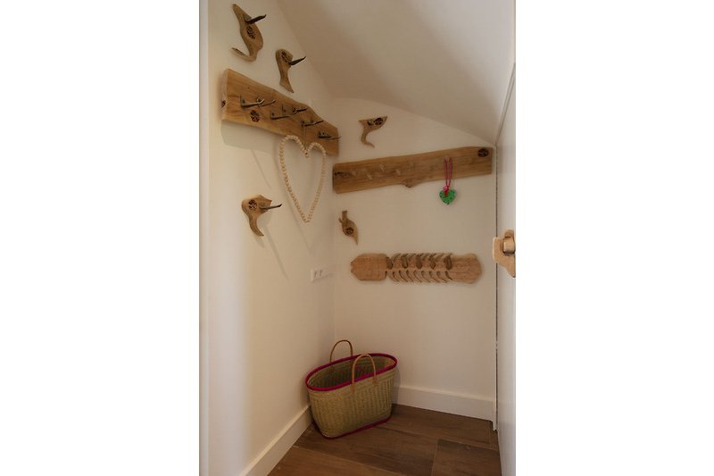 Gemütliches Zimmer mit Holzboden, natürlichen Materialien und stilvollem Interieur.