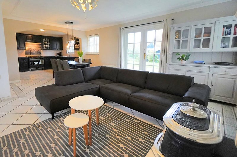 Modernes Wohnzimmer mit Holzmöbeln, gemütlicher Couch und stilvoller Beleuchtung.
