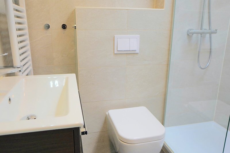 Schönes Badezimmer mit lila Wand, Waschbecken und Toilette.