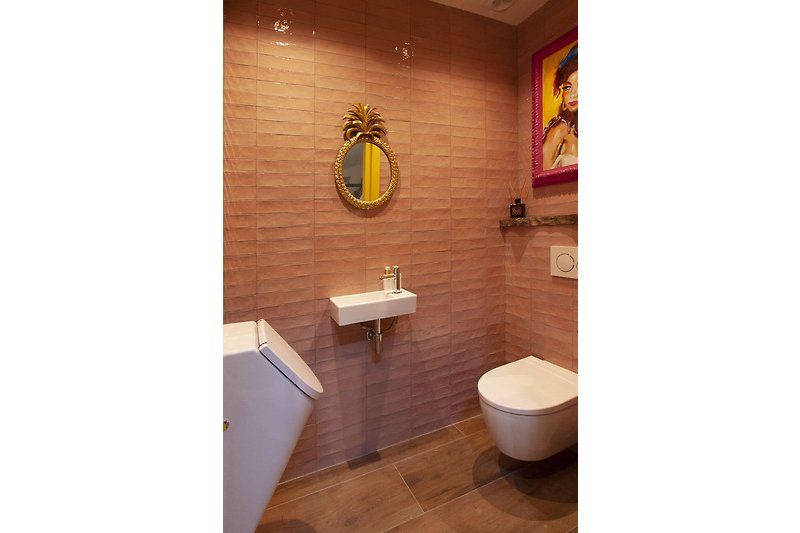 Stilvolles Badezimmer mit lila Akzenten und modernen Armaturen.