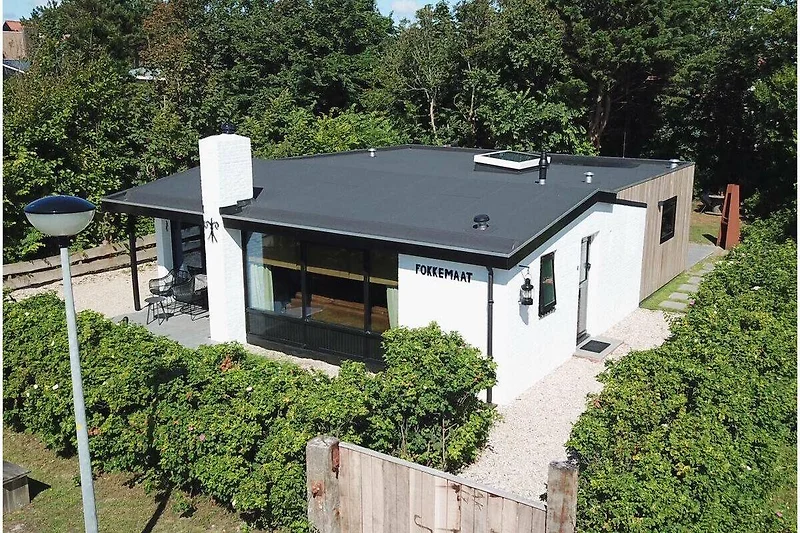 Gemütliches Ferienhaus mit Garten und Einfahrt in ruhiger Lage.