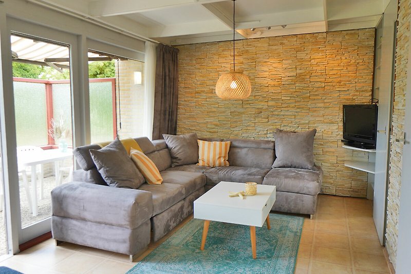 Ein stilvoll eingerichtetes Wohnzimmer mit bequemen Möbeln und gemütlicher Beleuchtung.