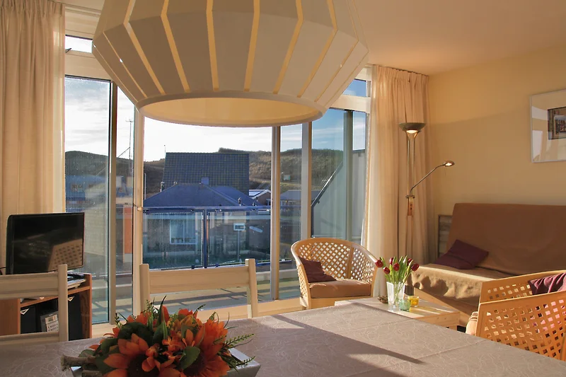 Wohnzimmer mit Holzdecke, Designer-Lampen, Couch und großen Fenstern.