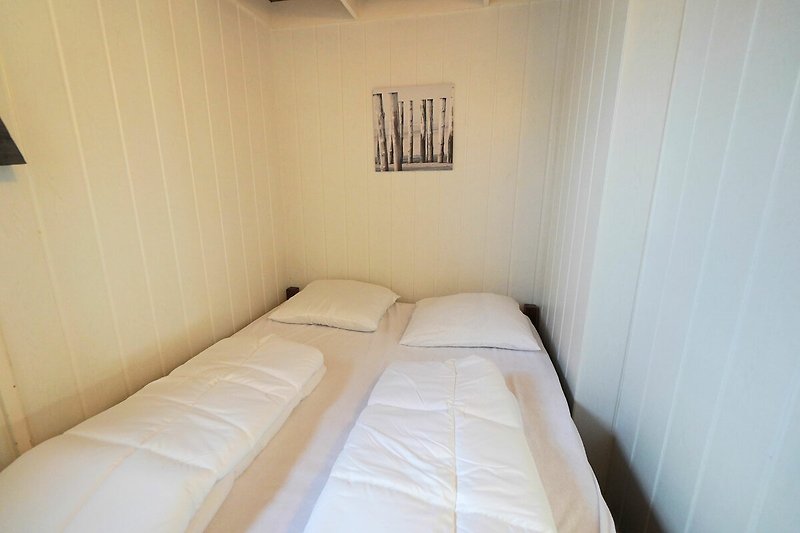 Komfortables Schlafzimmer mit Holzmöbeln und stilvoller Inneneinrichtung.
