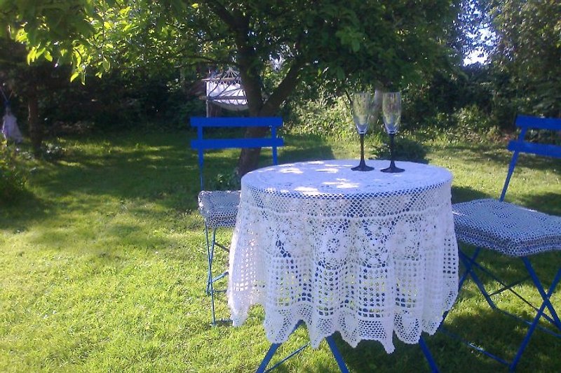 3 Tische im Garten