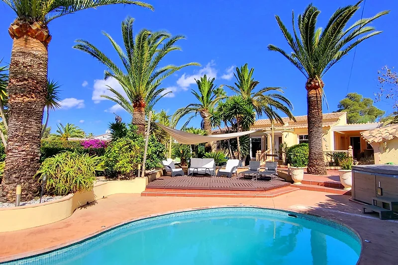 Großer Pool im tropischen Garten mit Jacuzzi und Sauna