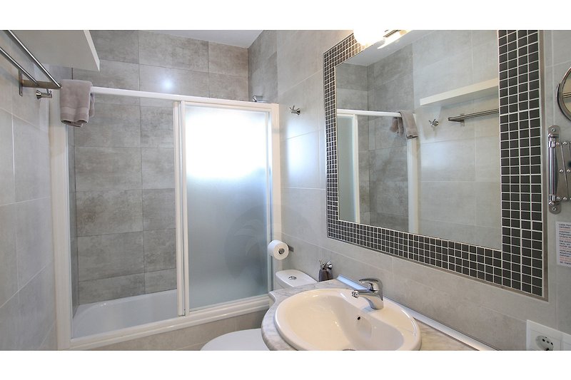 Modernes Bad mit Dusche/Badewanne, Fenster/Fliegengitter und Fußbodenheizung - und natürlich Waschmaschine