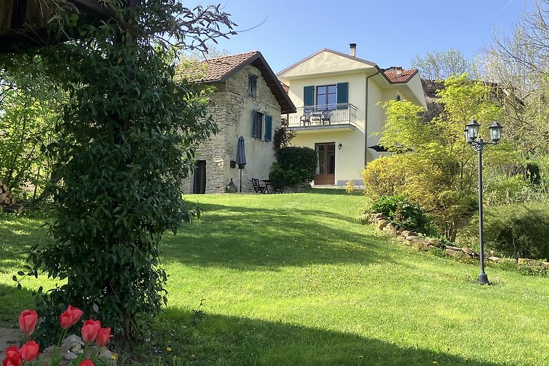 Casavabene con casa Capriolo in primo piano