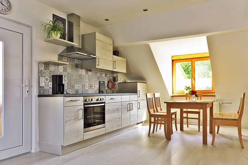 Gemütliche Küche mit modernen Möbeln und stilvollem Design.