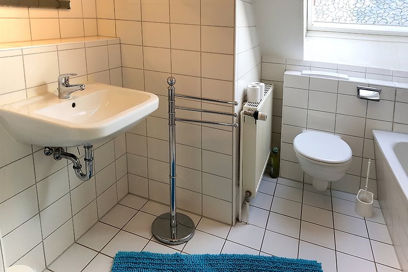 Das Bad bietet WC, Handwaschbecken, Badewanne und (hier nicht im Bild) die separate Duschkabine