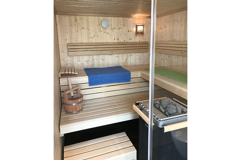 Großes Badezimmer mit Sauna
