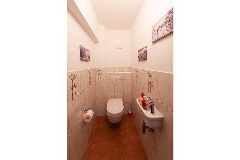 Ein modernes Badezimmer mit lila Akzenten und Holzboden.