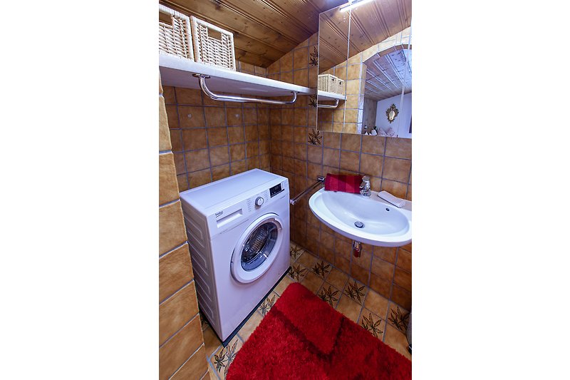 Gemütliches Badezimmer mit lila Akzenten und moderner Ausstattung.