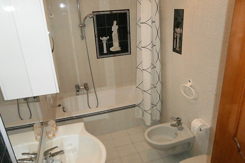 Ein schönes Badezimmer mit Spiegel, Waschbecken und lila Akzenten.