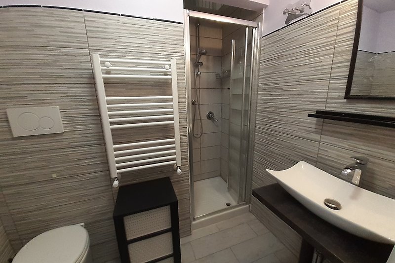 Modernes Badezimmer mit elegantem Design und hochwertigen Armaturen.