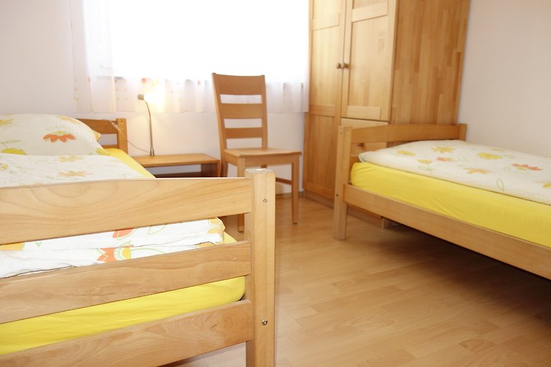 Gemütliches Schlafzimmer mit Holzmöbeln.