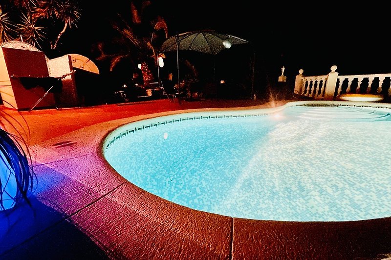 Beleuchteter Pool bei Nacht